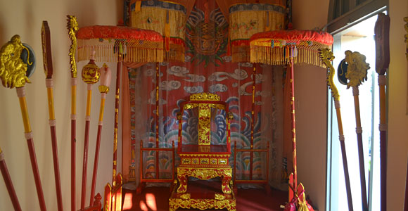 трон императора